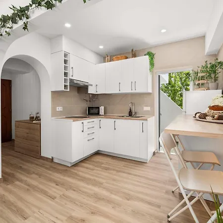 Stylish & Sleek Flat Near The By Hostwise