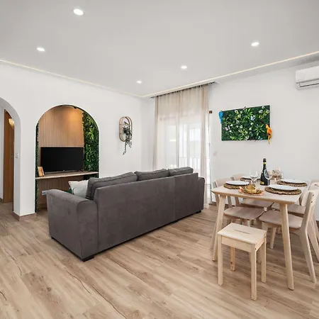 Stylish & Sleek Flat Near The By Hostwise Armação de Pêra