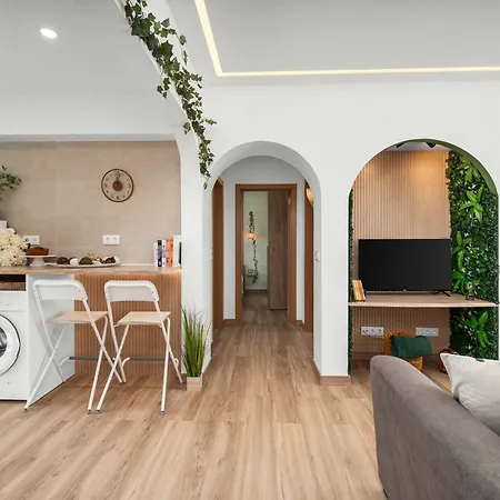 Stylish & Sleek Flat Near The By Hostwise *