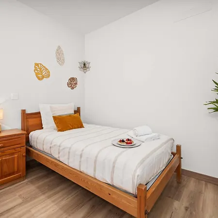 Stylish & Sleek Flat Near The By Hostwise Appartement