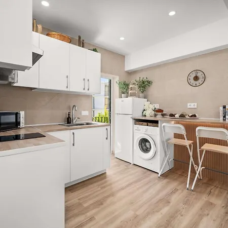 Stylish & Sleek Flat Near The By Hostwise *