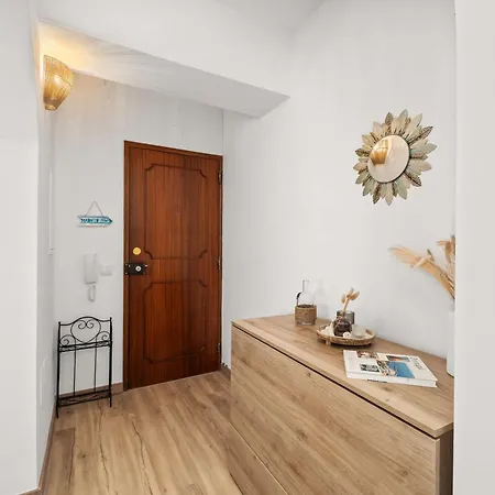 Stylish & Sleek Flat Near The By Hostwise