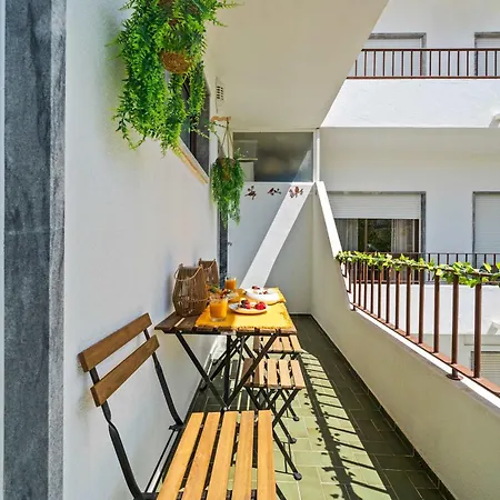 Stylish & Sleek Flat Near The By Hostwise Appartement