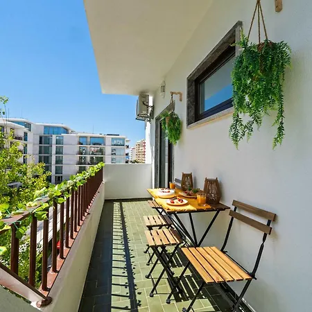 Stylish & Sleek Flat Near The By Hostwise *